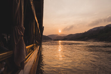 Laos, Mekong-Fluss, Boot bei Sonnenuntergang - KKAF00908