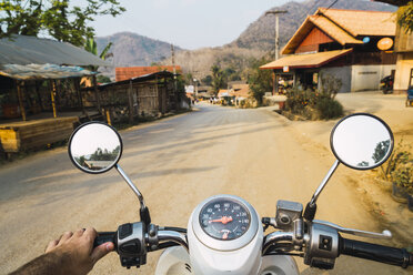Laos, Motorradfahrt in einem Dorf - KKAF00909