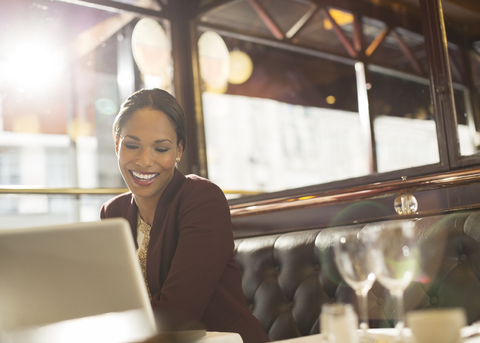 Geschäftsfrau arbeitet in einem Restaurant, lizenzfreies Stockfoto