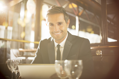 Mann benutzt digitales Tablet im Restaurant, lizenzfreies Stockfoto
