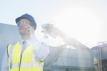 Arbeiter telefoniert mit Handy im Getreidespeicher - CAIF16361