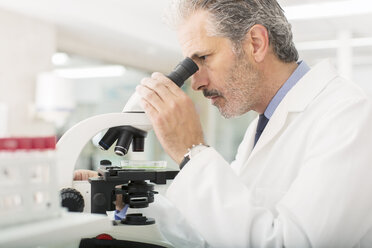 Wissenschaftlerin mit Mikroskop im Labor - CAIF16459