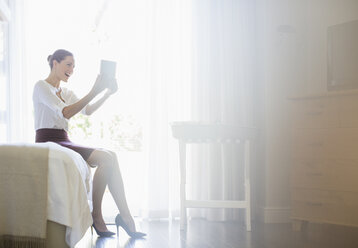 Geschäftsfrau mit digitalem Tablet im Hotelzimmer - CAIF16606