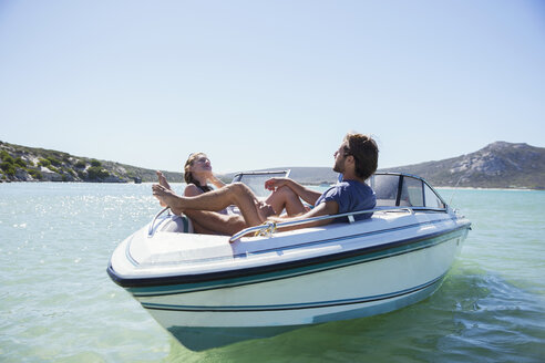 Paar sitzt zusammen in einem Boot auf dem Wasser - CAIF16643