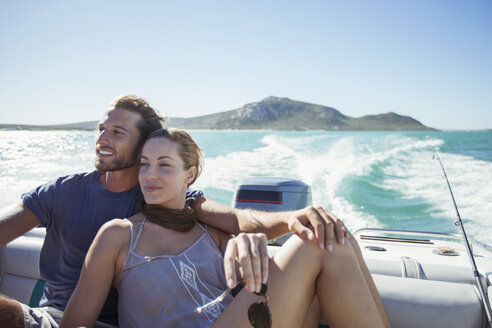 Ehepaar sitzt zusammen auf einem Boot - CAIF16649