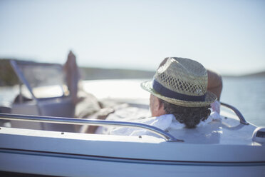 Älterer Mann entspannt sich in einem Boot auf dem Wasser - CAIF16660