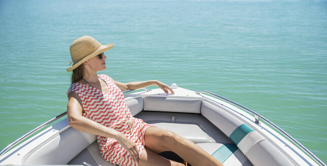 Frauen entspannen sich in einem Boot auf dem Wasser - CAIF16667