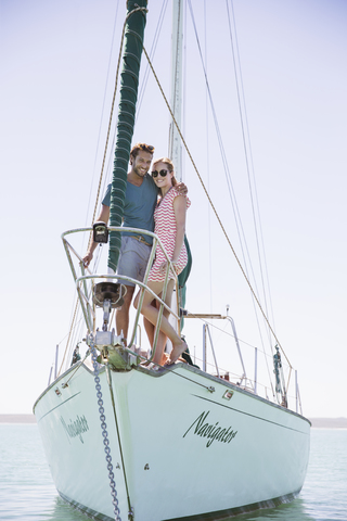 Pärchen vor einem Boot stehend, lizenzfreies Stockfoto