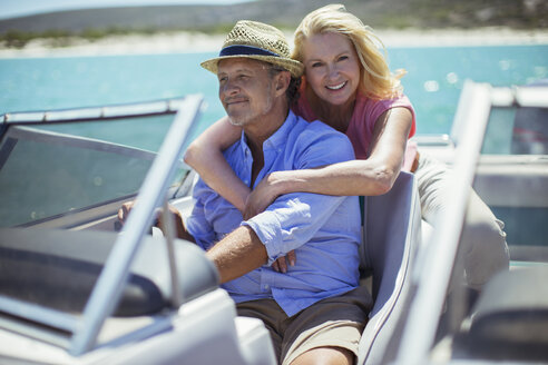 Älteres Paar entspannt sich auf einem Boot - CAIF16683