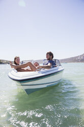Paar sitzt zusammen in einem Boot auf dem Wasser - CAIF16697