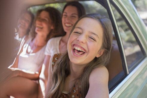 Vier Frauen spielen auf dem Rücksitz eines Autos - CAIF16707