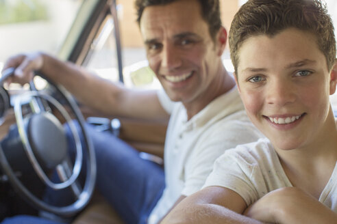 Vater und Sohn fahren zusammen im Auto - CAIF16709