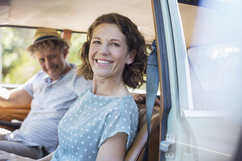 Älteres Paar sitzt auf dem Vordersitz eines Autos - CAIF16721