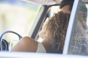 Ehepaar genießt Autofahrt an einem sonnigen Tag - CAIF16751