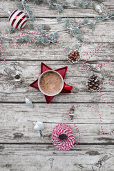 Heiße Schokolade und Weihnachtskugeln - LVF06778