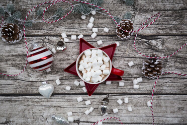 Heiße Schokolade mit Marshmellows und Weihnachtskugeln - LVF06779