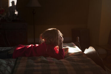 Mädchen mit Hand am Kinn schlafend im Schlafzimmer - CAVF08485