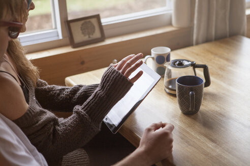 Hohe Winkel Ansicht des Paares mit Tablet-Computer im Café - CAVF08504