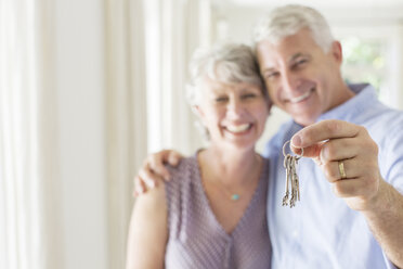 Älterer Mann hält Schlüssel mit Frau - CAIF16791