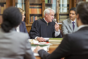 Richter und Anwälte im Gespräch in der Kanzlei - CAIF16868