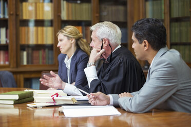 Richter und Anwälte im Gespräch in der Kanzlei - CAIF16870
