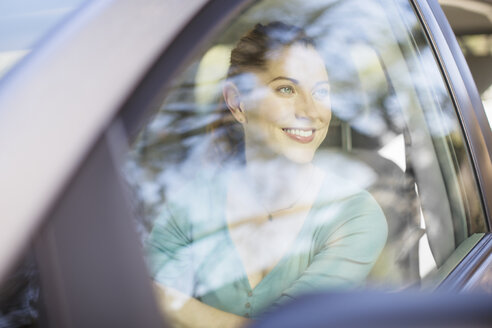 Glückliche Frau am Steuer eines Autos - CAIF16912