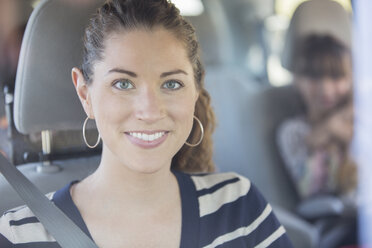 Porträt einer lächelnden Frau im Auto - CAIF16947