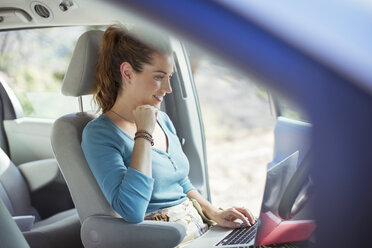 Frau benutzt Laptop im Auto - CAIF16957