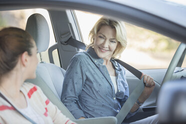 Mutter und Tochter im Auto - CAIF16966