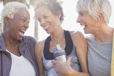 Lachende Seniorinnen in Sportkleidung - CAIF16976