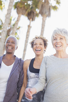 Seniorinnen beim Power Walking im Freien - CAIF16998