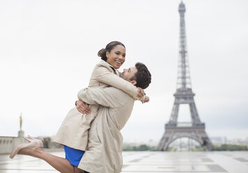 Sich umarmendes Paar am Eiffelturm, Paris, Frankreich - CAIF17018