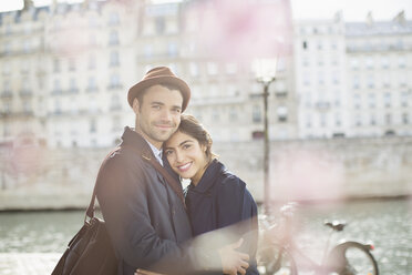 Sich umarmendes Paar entlang der Seine, Paris, Frankreich - CAIF17021
