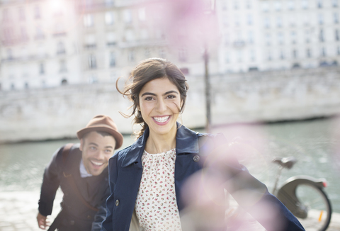 Lachendes und laufendes Paar an der Seine, Paris, Frankreich, lizenzfreies Stockfoto