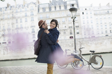 Sich umarmendes Paar entlang der Seine, Paris, Frankreich - CAIF17028