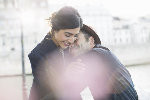 Sich umarmendes Paar entlang der Seine, Paris, Frankreich - CAIF17039