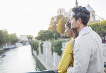 Pärchen mit Blick auf die Seine, Paris, Frankreich - CAIF17052