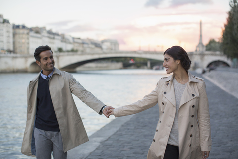 Händchenhaltendes Paar entlang der Seine, Paris, Frankreich, lizenzfreies Stockfoto