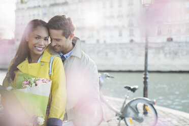 Ehepaar mit Blumenstrauß an der Seine, Paris, Frankreich - CAIF17067