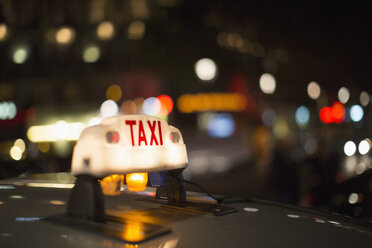 Nahaufnahme einer beleuchteten Pariser Taxileuchte, Paris, Frankreich - CAIF17074