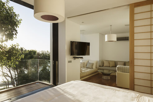 Sonniges Schlafzimmer mit Balkon - CAIF17124