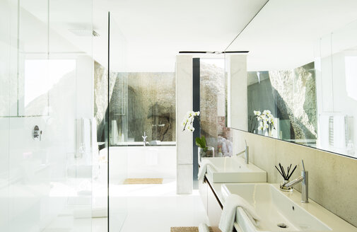Waschbecken und Badewanne im modernen Badezimmer - CAIF17152