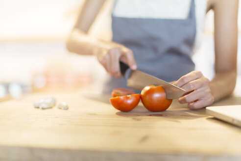 Frau schneidet Gemüse in der Küche - CAIF17201