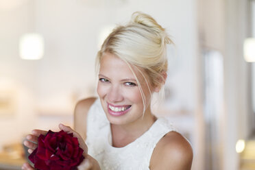 Lächelnde Frau mit roter Blume - CAIF17203