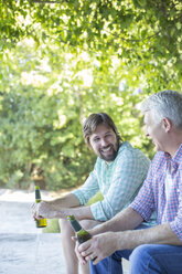 Vater und Sohn trinken im Freien - CAIF17221