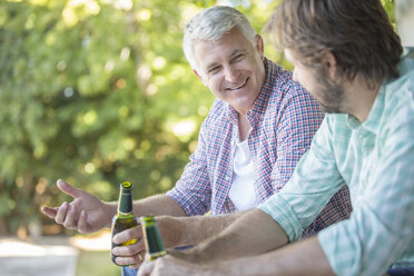 Vater und Sohn trinken im Freien - CAIF17225