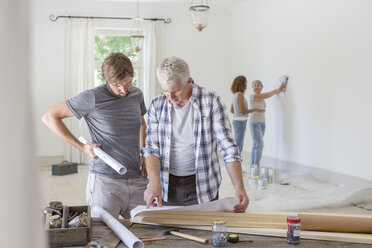 Die Familie arbeitet gemeinsam im Wohnbereich - CAIF17237