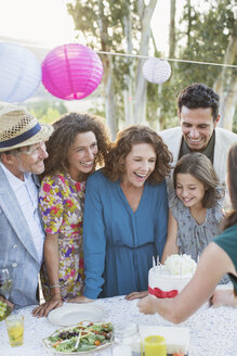 Familie feiert Geburtstag mit Familie - CAIF17256