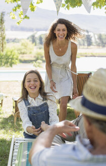 Familie beim Spielen im Freien - CAIF17271