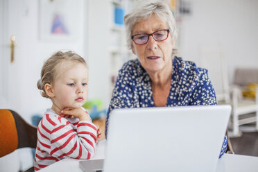 Großmutter und Enkelin benutzen Laptop - KVF00096